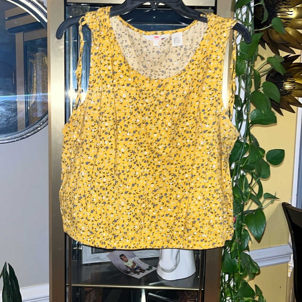 Levi’s size medium multicolor yellow great condition worn once